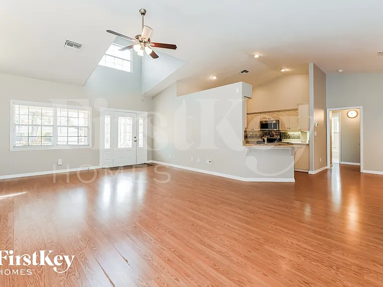 217 Greenwood Ave — Photo 2