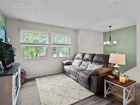 5th image of 225 Admiral Dr