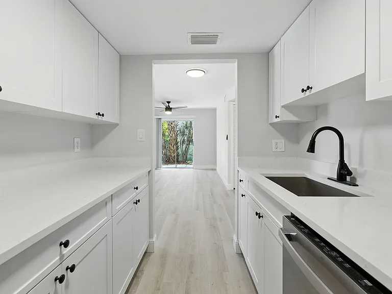 408 S Tampania Ave — Photo 7