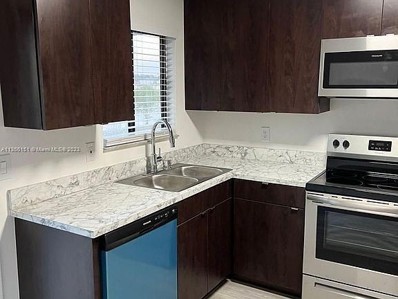 4th image of 253 SW Sterret Cir #253