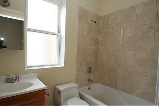 4th image of 3851 W Ainslie St #3