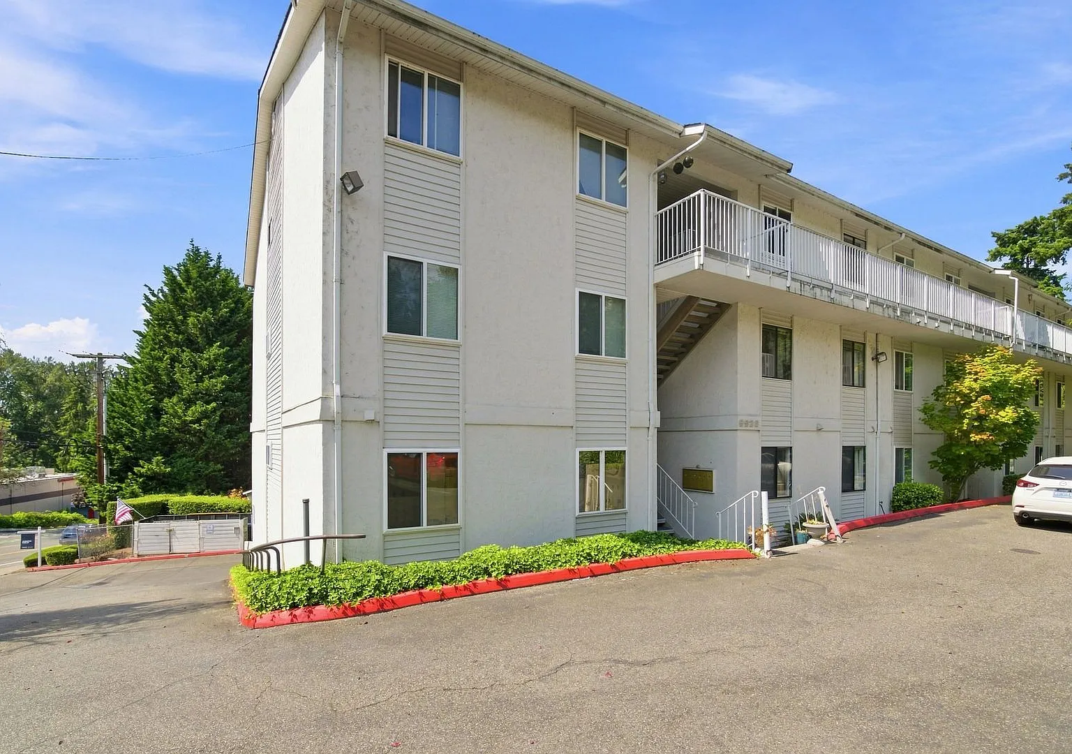 2Bd/1Ba Kirkland Condo — Photo 1
