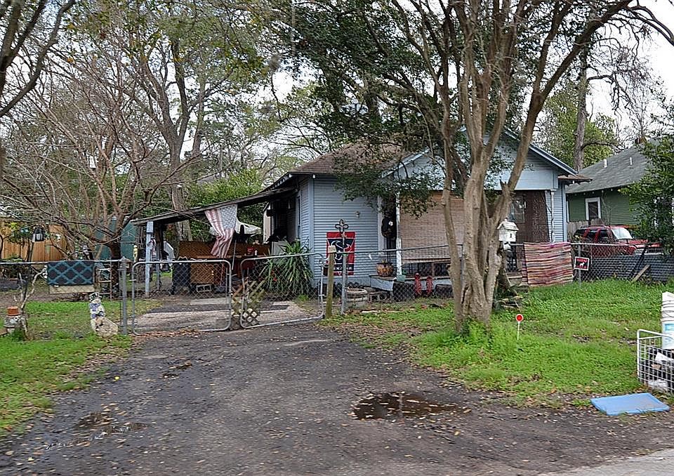 2nd image of 727 W 16th St