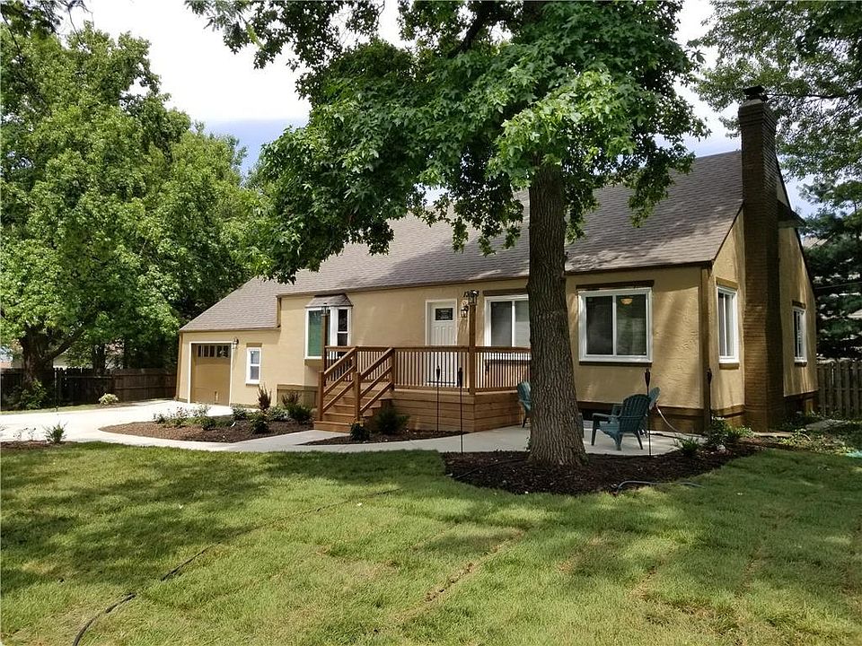 Super cute home on 1/3 acre corner lot with mature trees