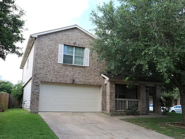 15611 Leeds Ln — Photo 1