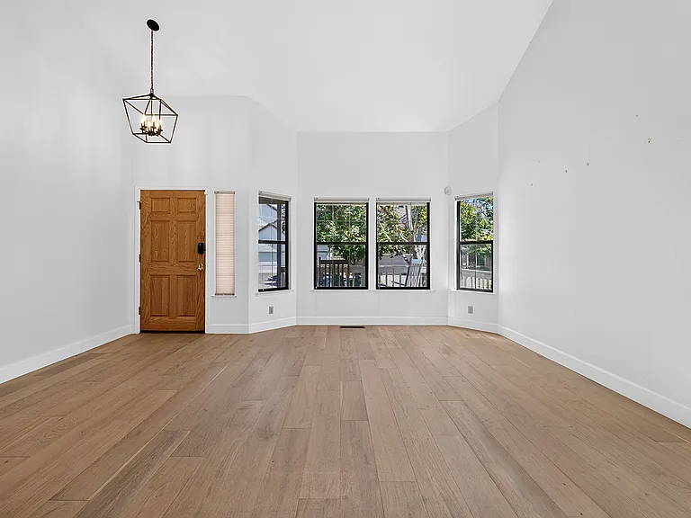 133 Madrid Way — Photo 4