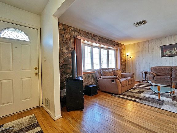 4th image of 240 Amber St