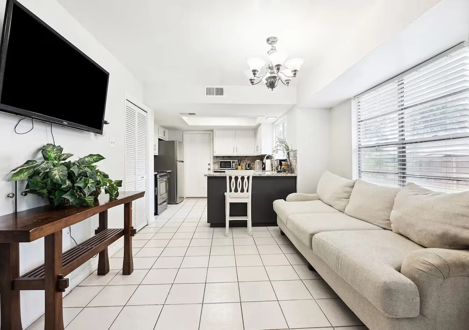 5BR Home in S. Austin! Near Everything! — Photo 2