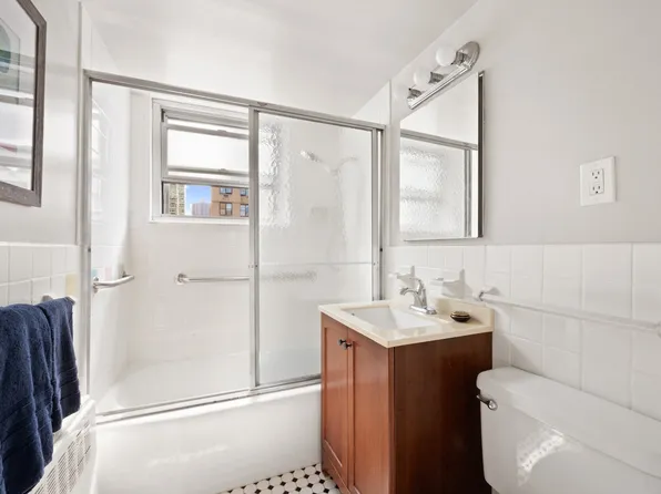 333 East 46th Street image 4 of 9