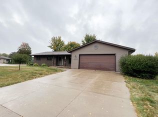 1233 Maplewood Dr, Worthington, MN 56187