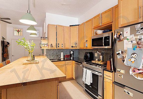 3rd image of 196 Underhill Ave #A
