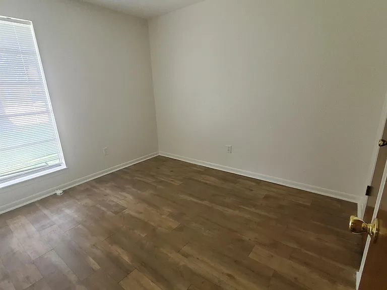 606 Francis Ct — Photo 6