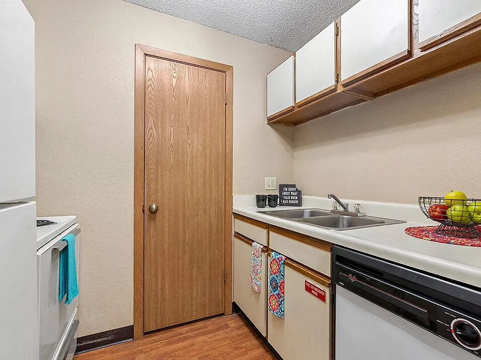Alexandra Apartments — Photo 3