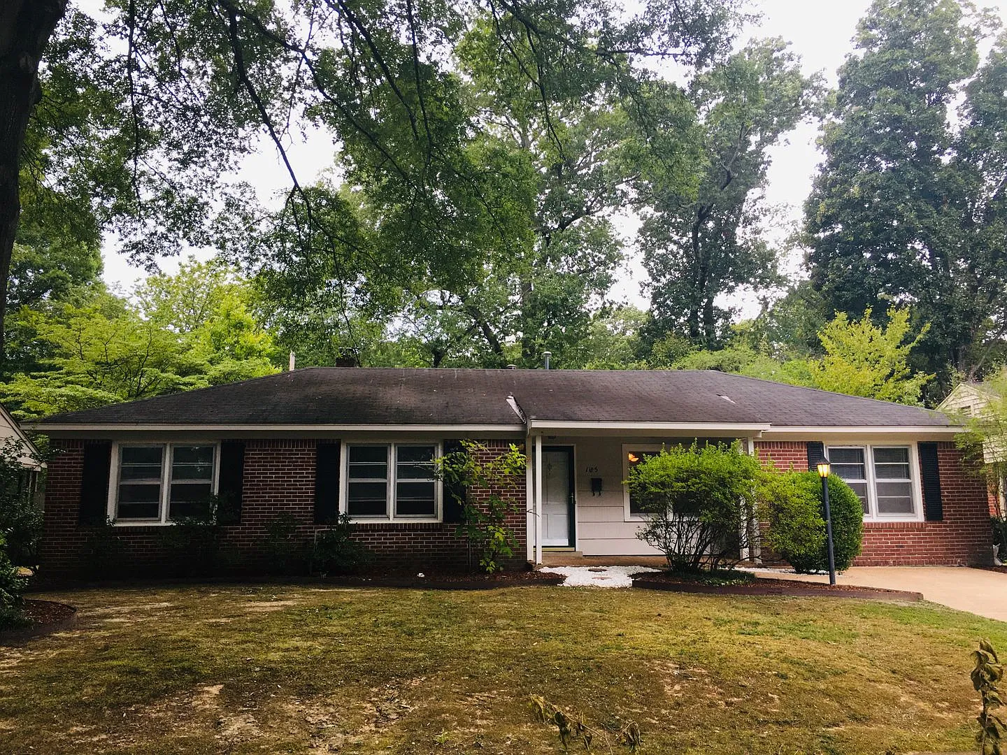 Charming East Memphis home with fully fenced in back yard! Over 1900 sq ft of living space! Pets ... — Photo 4