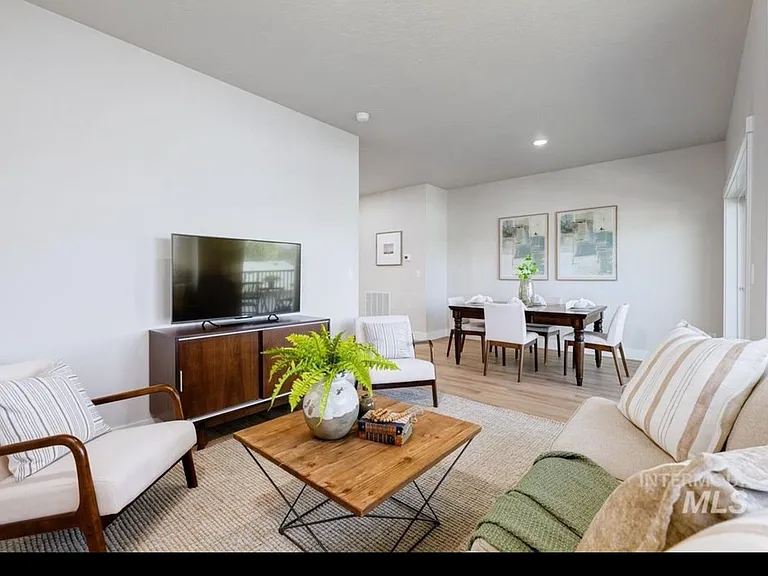 2285 N Shaelyn Ln — Photo 2
