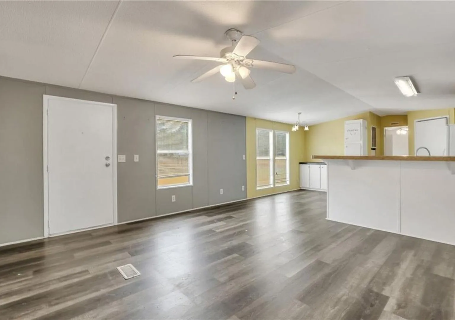 Bright & Welcoming 3BR Home with Open Layout in Ellabell — Photo 4