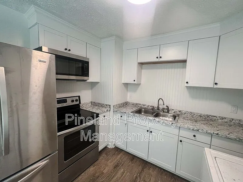 3 bed, 1.0 bath, 1108 sqft, $1,185 — Photo 4