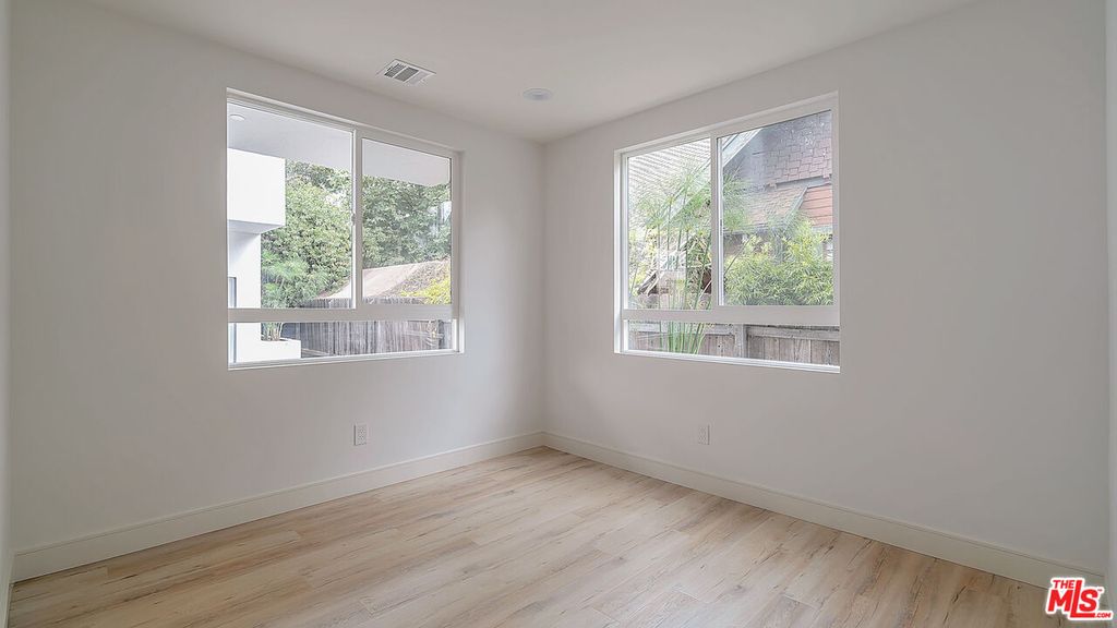 Apartment in Los Angeles, Arlington Heights - More