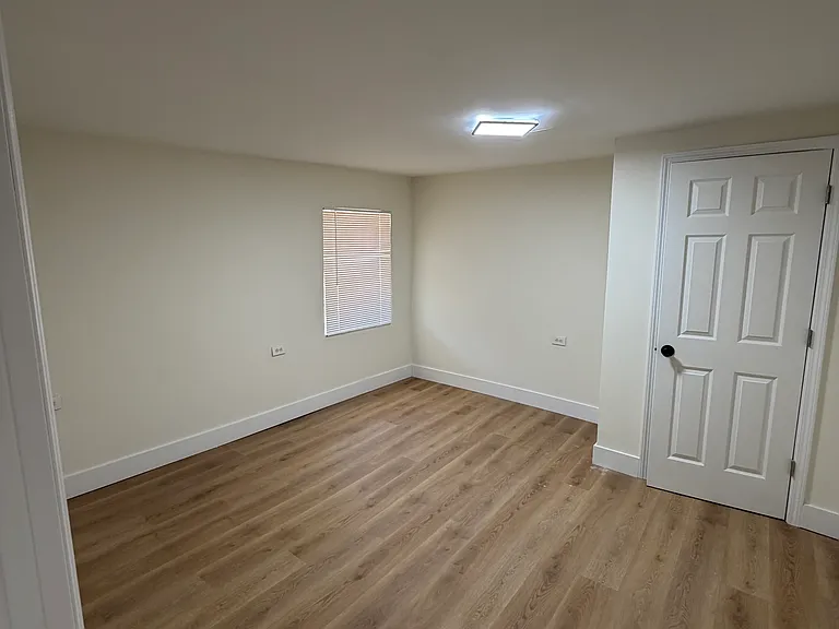 913 W Emerald Ave — Photo 5