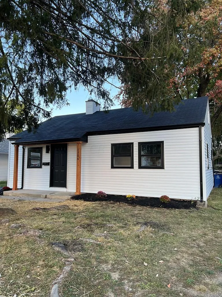 Photo 2 of 7 - 1106 S James Rd - Columbus, OH Side of the house - 1106 S James Rd