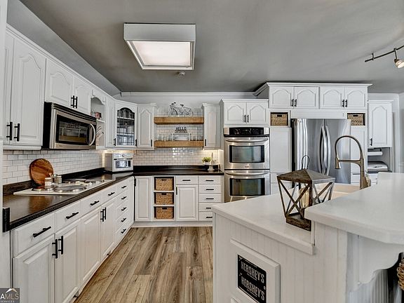 4th image of 627 Rock Springs Rd