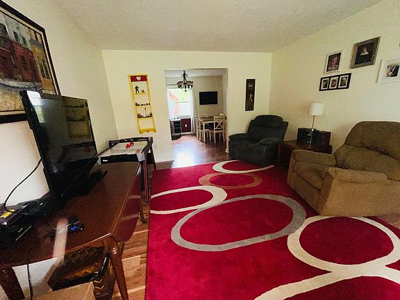 4th image of 10281 Oxford Dr