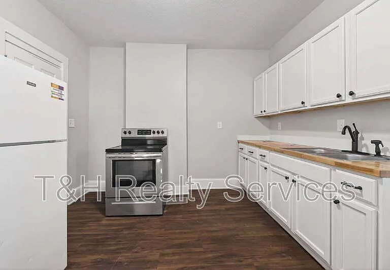 926 W 32nd St — Photo 15