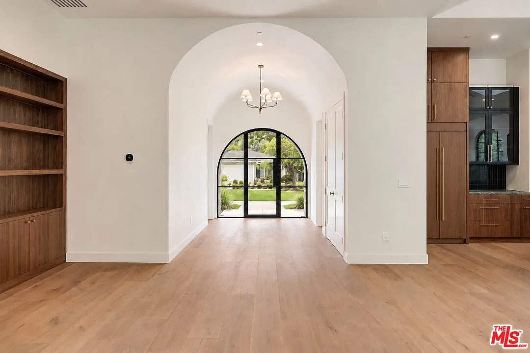 5 bed, 4.5 bath, 4177 sqft, $40,000 — Photo 2