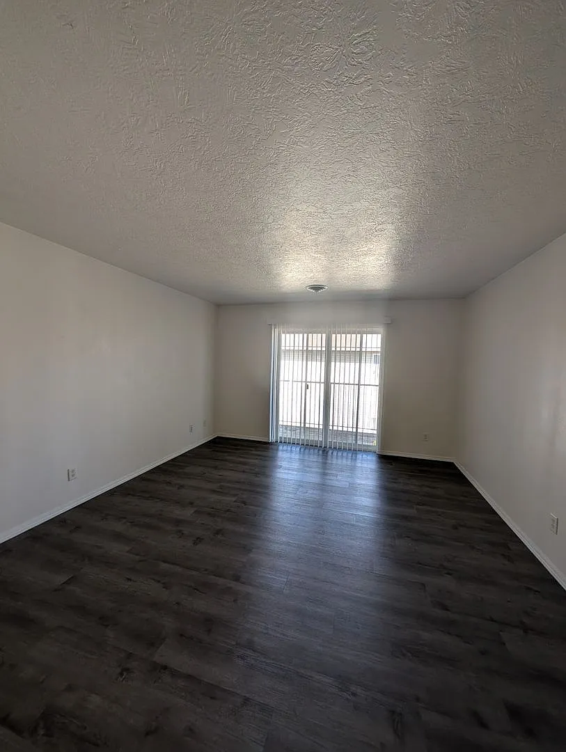 319 Lenore St — Photo 2