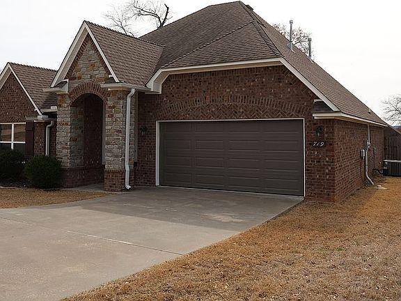 4th image of 719 Live Oak Dr