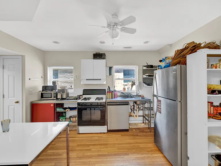 919 Foster St — Photo 24