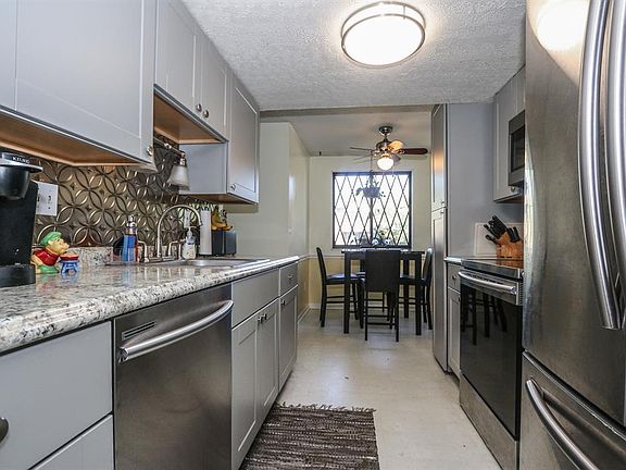 3rd image of 495 Halifax Cir