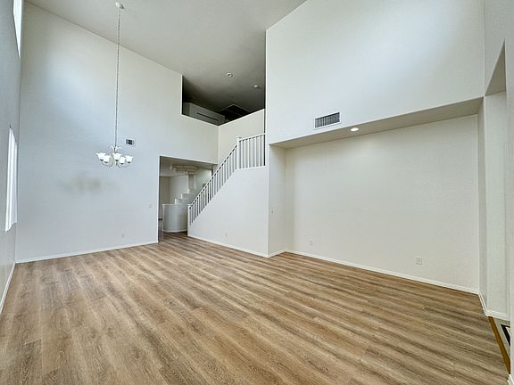 4th image of 266 Rolling Springs Dr