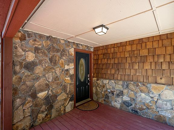 5th image of 561 Summit Ln