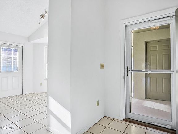 5th image of 251 Braeburn Cir