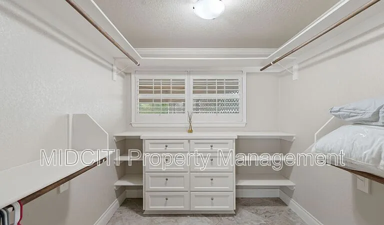 156 Trelawney St — Photo 33