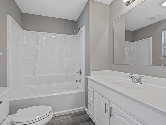 2nd image of 801 N 8th Ave