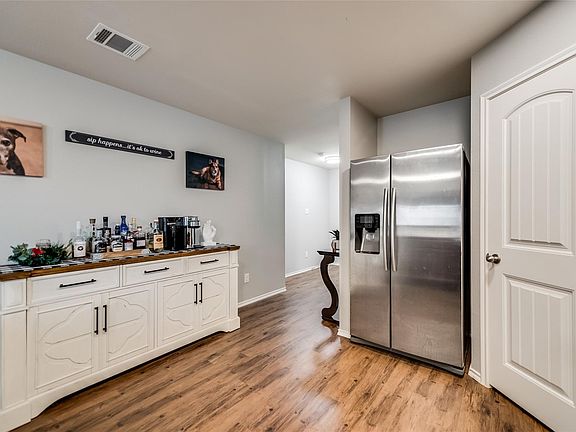 4th image of 401 Hawthorn Dr