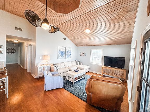 3rd image of 142 Elaine Dr