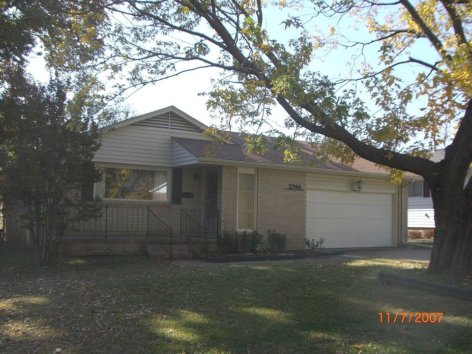 Bungalow in established neighborhood. This home has been very well cared for. 