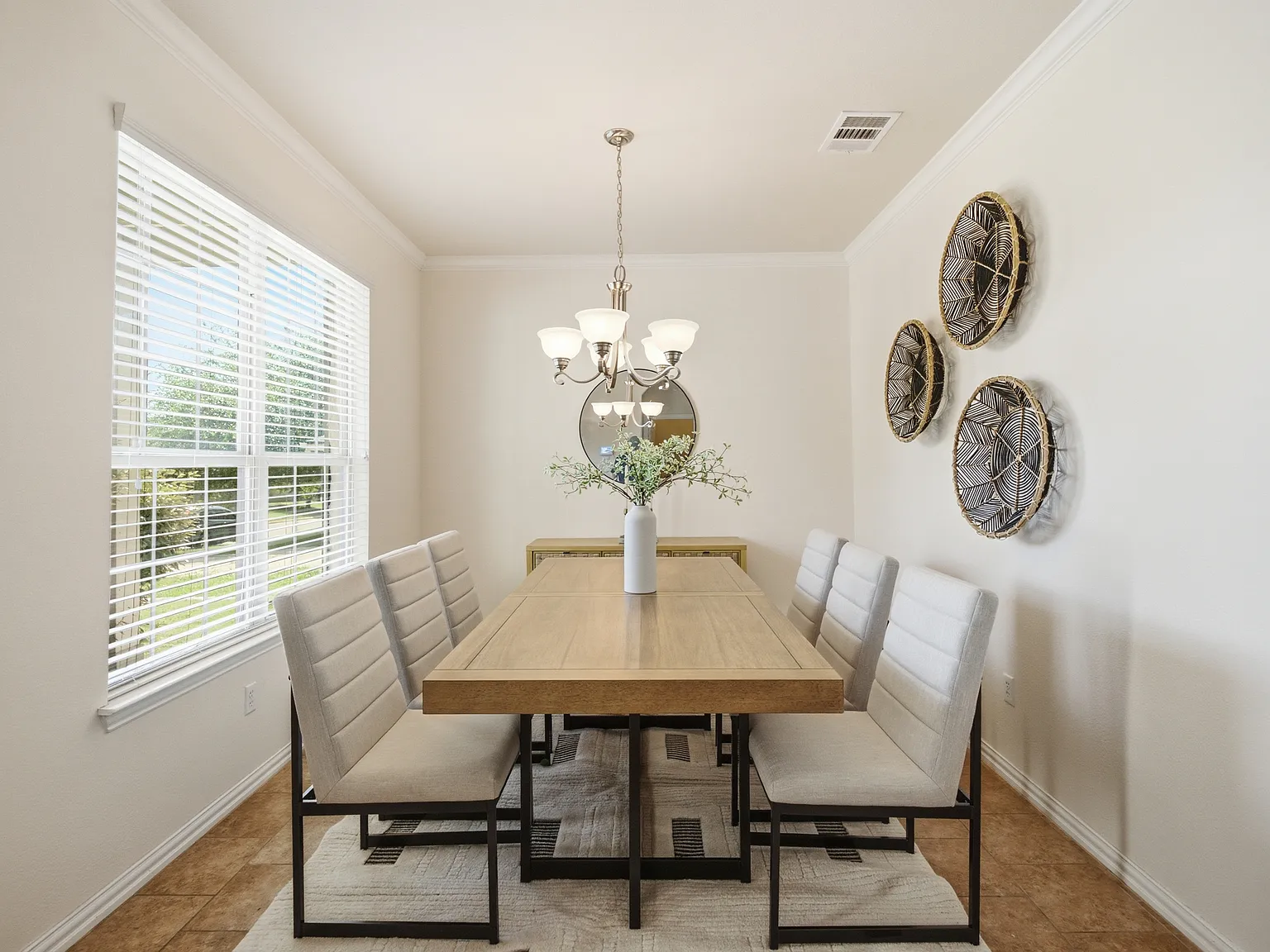 4 bed, 2791 sqft, $2,200 — Photo 2