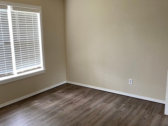 3rd image of 327 E Claremore St