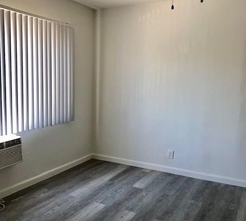 4th image of 4188 Greenbush Ave #8B