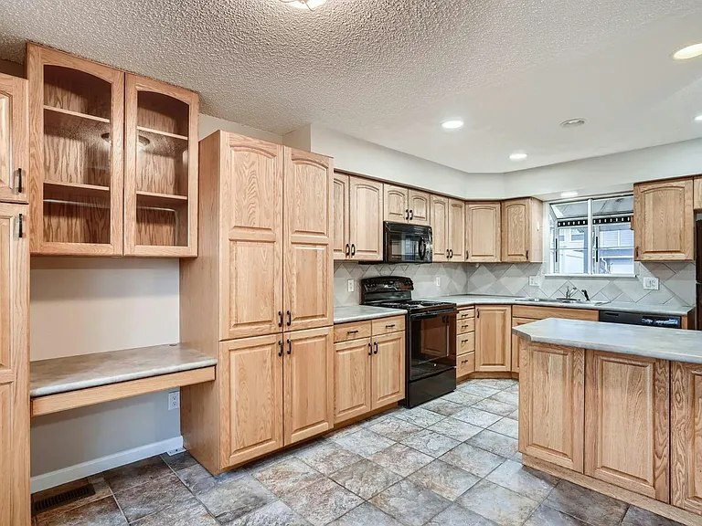 2528 S Vaughn Way #D — Photo 6