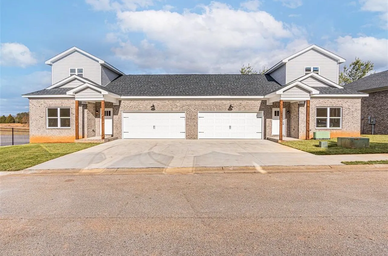 3 bed, 2.5 bath, 1500 sqft, $1,640 — Photo 1