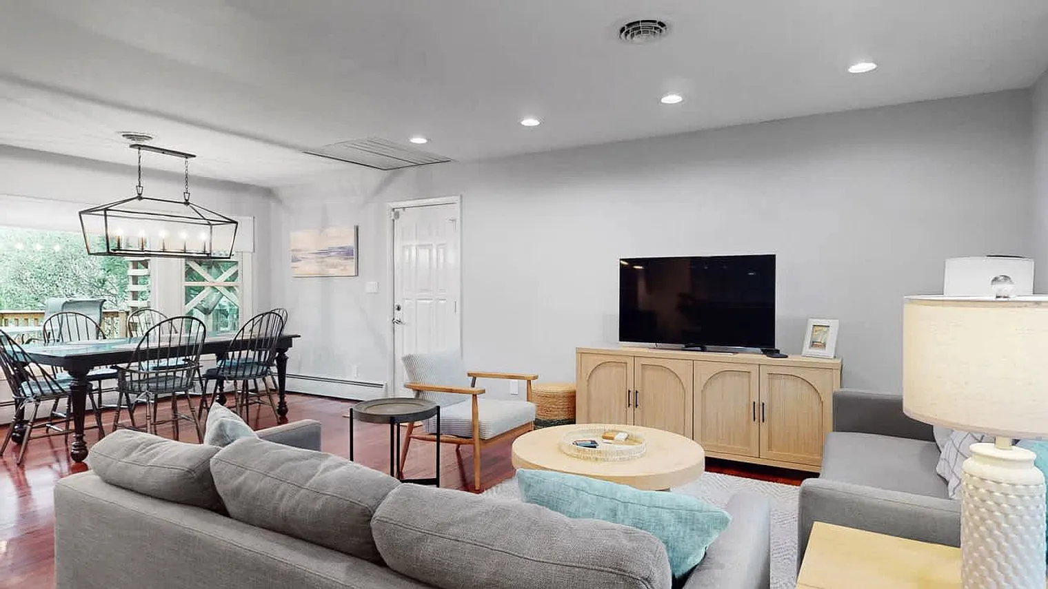 4 bed, 2.0 bath, 2669 sqft, $6,180 — Photo 2