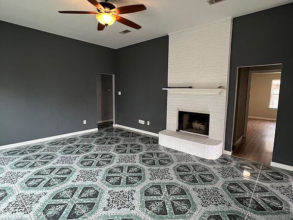2nd image of 2821 Plantation Dr