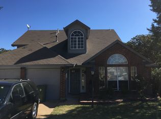 304 Creekside Dr, Hurst, TX 76053