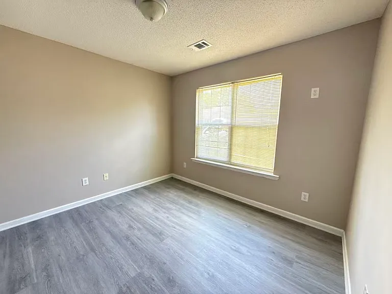 203 Camelot Pl — Photo 12