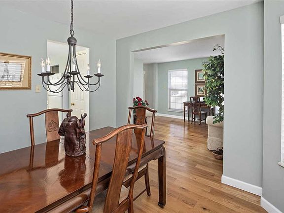 5th image of 2440 Hickory Manor Dr